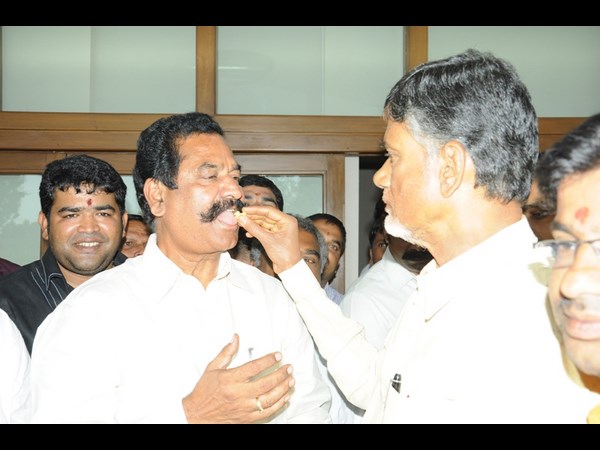 తీగలకు తినిపిస్తున్న దృశ్యం