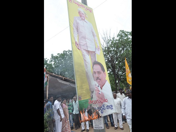 ఫ్లెక్సీకి నిప్పు