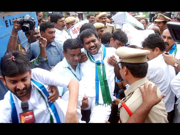 జగన్ పార్టీ కార్యకర్తల అరెస్ట్