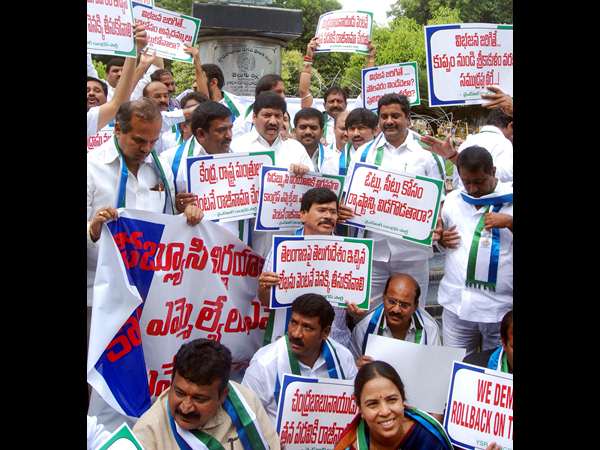 తెలుగు తల్లి విగ్రహం వద్ద