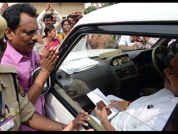 మంత్రులను అడ్డుకుంటున్న ఉద్యోగులు