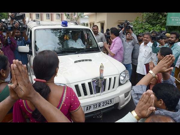 మంత్రికి అడ్డు