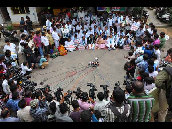 మాట్లాడుతున్న విజయమ్మ మాట్లాడుతున్న విజయమ్మ