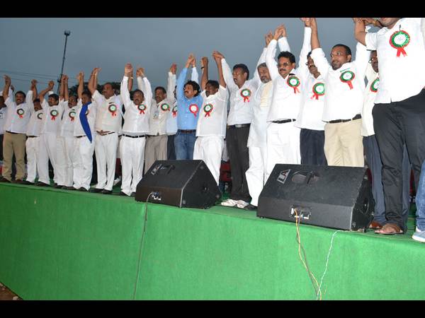 వేదికపై వేదికపై