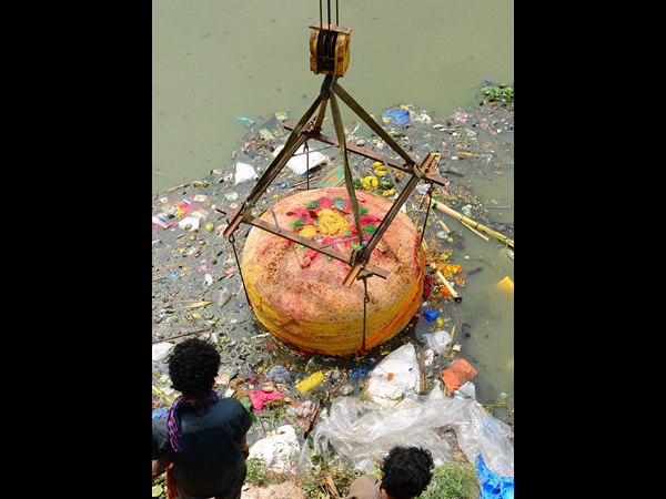 నీళ్లలో లడ్డూ