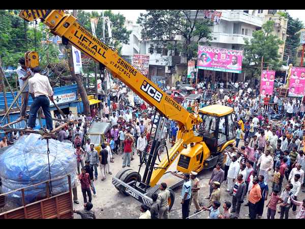 క్రేన్ ద్వారా