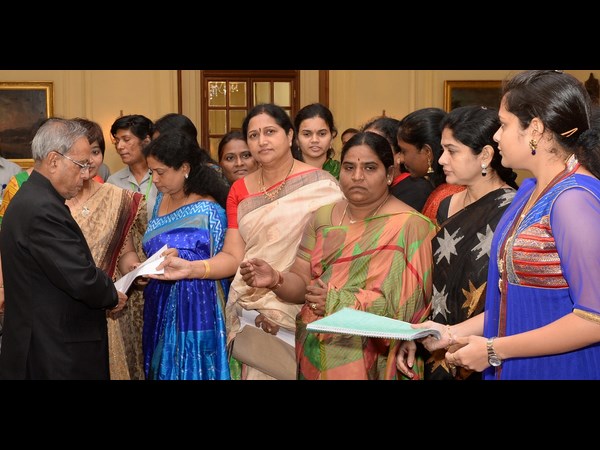 రాష్ట్రపతితో సీమాంధ్ర నేతల సతీమణులు