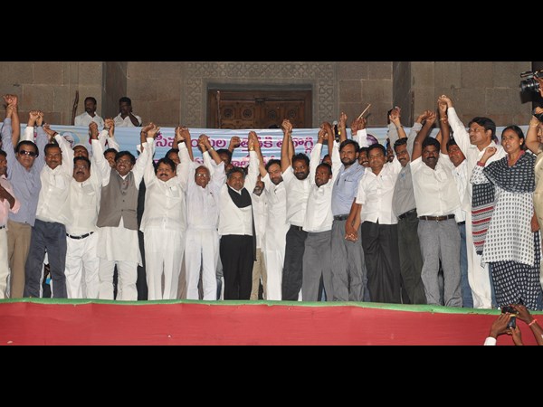 వేదికపై నేతలు