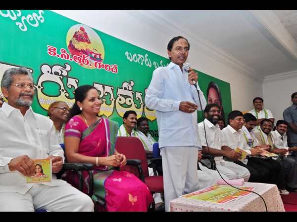 మాట్లాడుతున్న కెసిఆర్