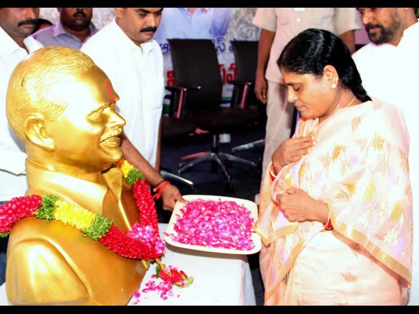 విజయమ్మ నివాళి