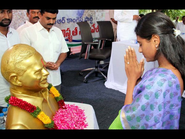 షర్మిల నివాళి