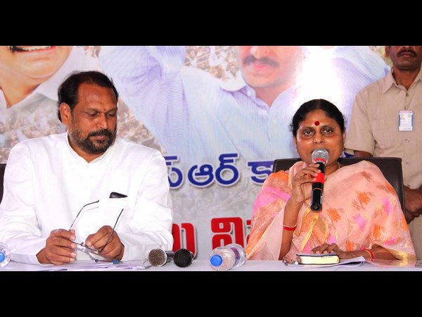 మాట్లాడుతున్న విజయమ్మ