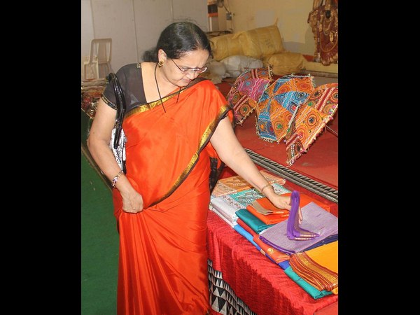 డిజైన్లను ఆసక్తికా తిలకిస్తున్నారు..