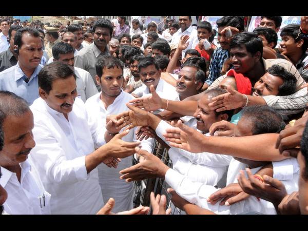 సర్వీస్ రోడ్డుకు శంకుస్థాపన
