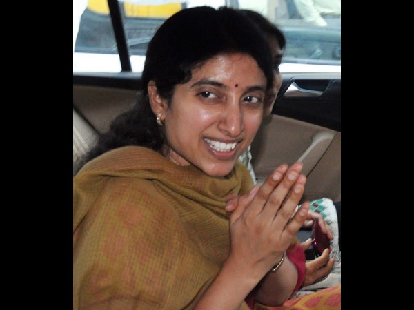 భారతి మోములో నవ్వు