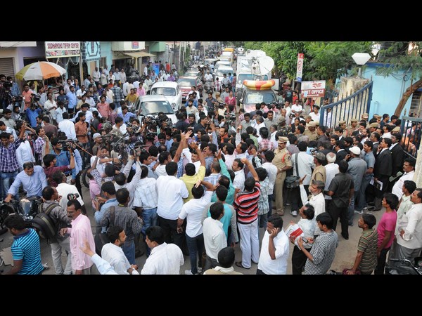 నాంపల్లి కోర్టు వద్ద