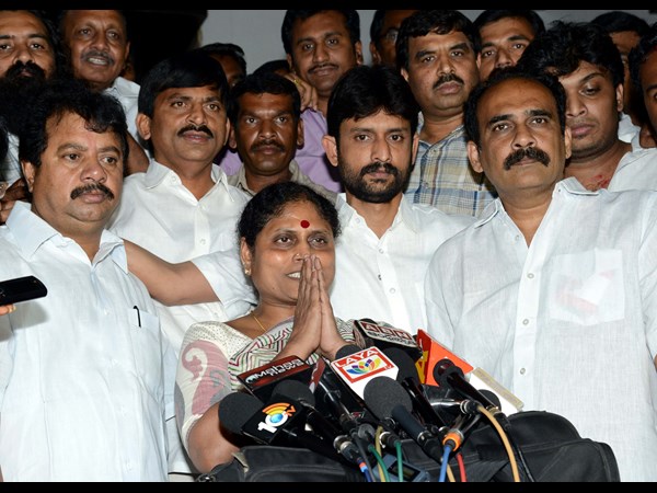 విజయమ్మతో నేతలు