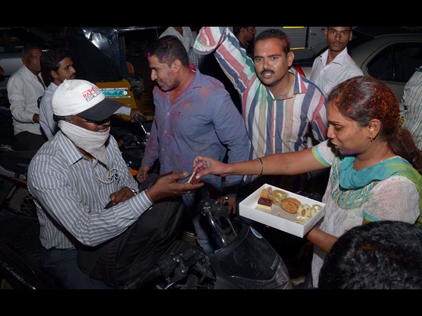 మిఠాయి తినండి