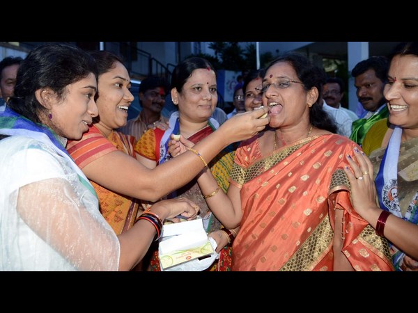 నోట్లో మిఠాయి