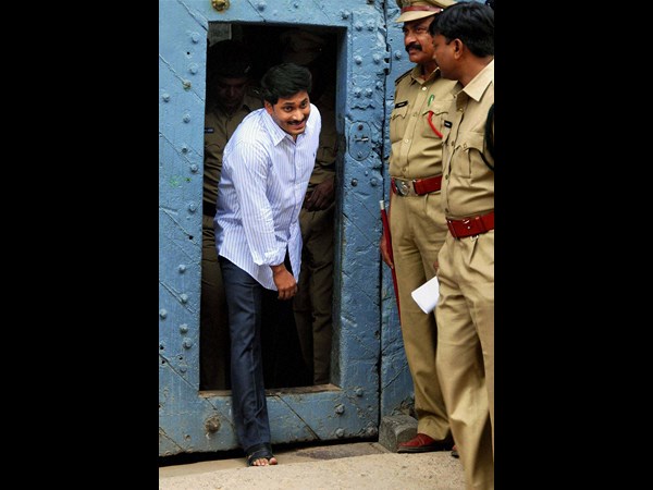 జైలు నుండి బయటకొస్తూ జగన్