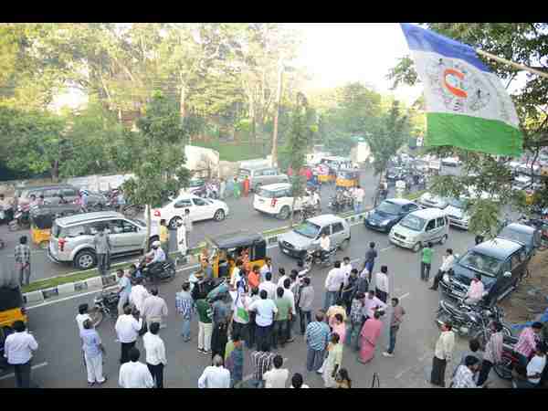 రోడ్డెక్కారు