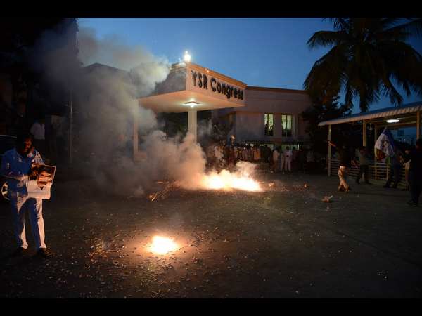 చీకట్లో వెలుగులు