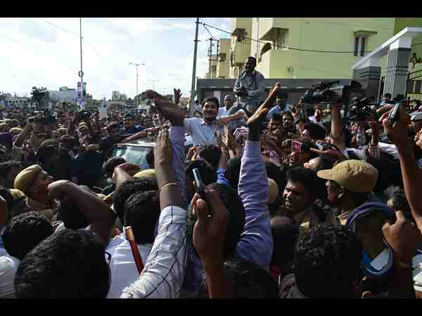 జనం మధ్య జగన్..