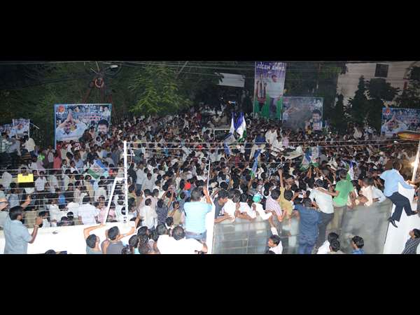 అభిమాన నాయకుడి కోసం