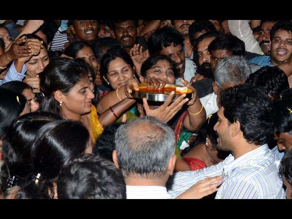 జగన్‌కు హారతి