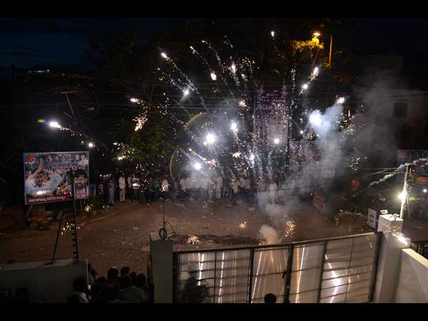 టపాసులు కాల్చిన కార్యకర్తలు