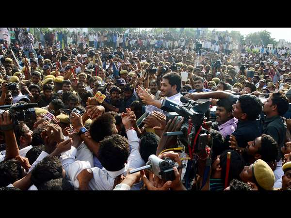 జైలు నుండి బయటకు వచ్చిన జగన్