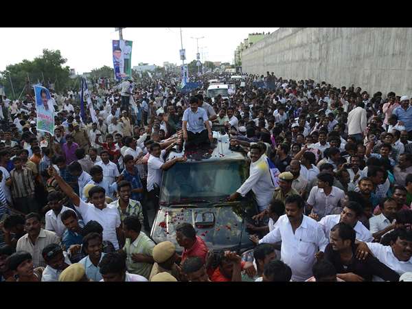 జైలు ప్రాంగణం కిక్కిరిసింది