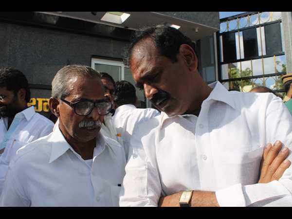 జైలు వద్ద వివేకా నిరీక్షణ