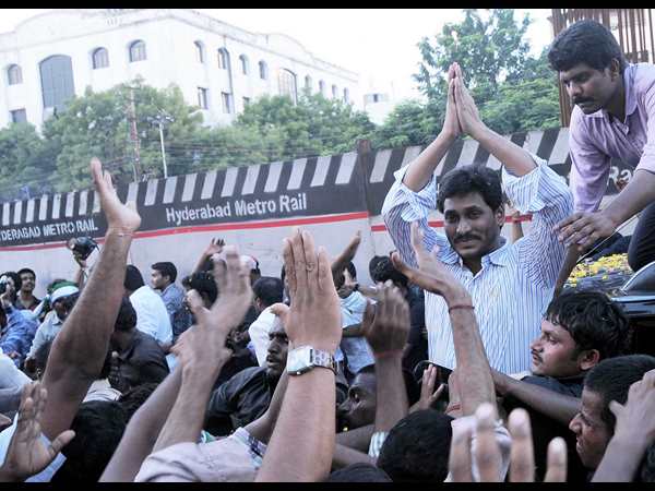 జగన్ అభివాదం