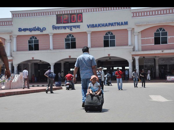 స్టేషన్ ఎదుట