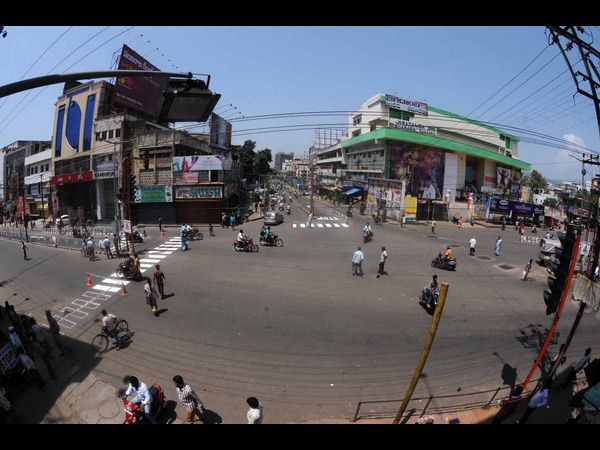 రోడ్లు ఖాళీ