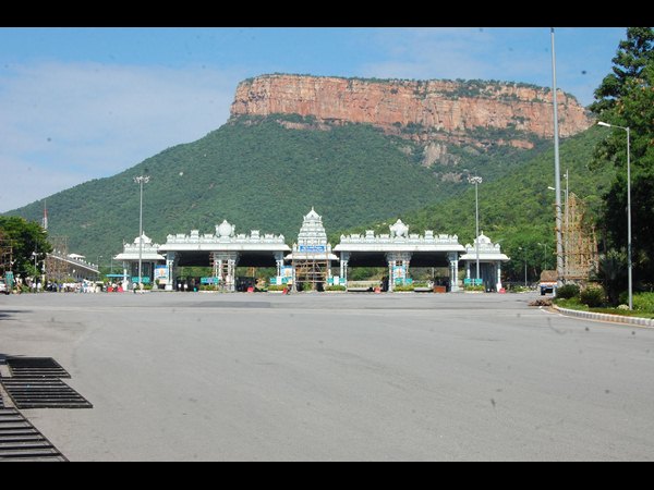 ఖాళీగా ఉన్న రోడ్లు