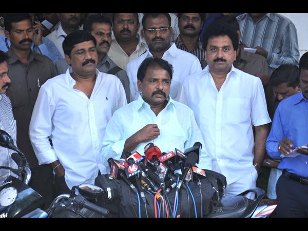 మీడియాతో సీరియస్‌గా..