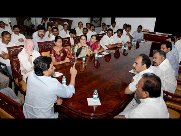 జగన్ భేటీ జగన్ భేటీ