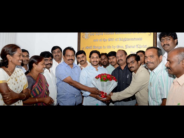 ఎపిఎన్జీవోలతో ఎపిఎన్జీవోలతో