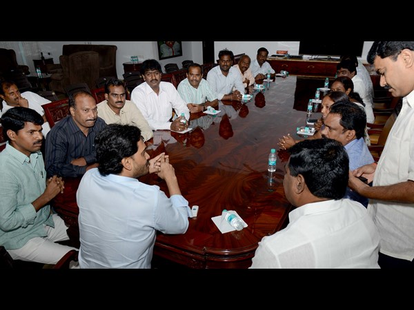 ఎపిఎన్జీవోలతో సమావేశం ఎపిఎన్జీవోలతో సమావేశం