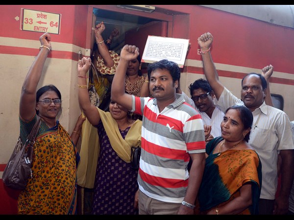 రైల్వే స్టేషన్లో జై సమైక్యాంధ్ర రైల్వే స్టేషన్లో జై సమైక్యాంధ్ర