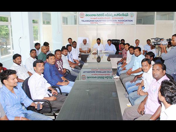 విద్యార్థులతో కోదండరామ్