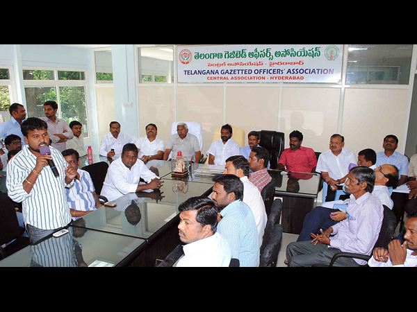 మాట్లాడుతున్న విద్యార్థి నాయకులు