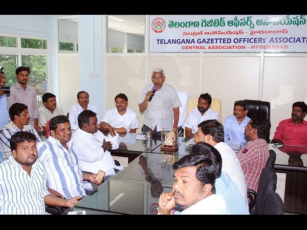 మాట్లాడుతున్న కోదండ