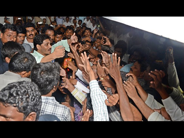 జగన్‌తో చేతులు కలిపేందుకు