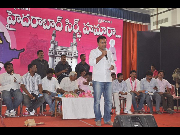 మాట్లాడుతున్న కెటిఆర్