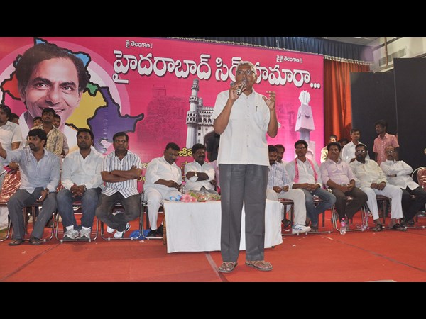 మాట్లాడుతున్న కోదండరామ్