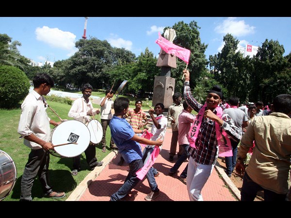 అమరవీరుల స్థూపం వద్ద