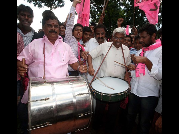 డప్పు కొడుతున్న కోదండ, స్వామి గౌడ్